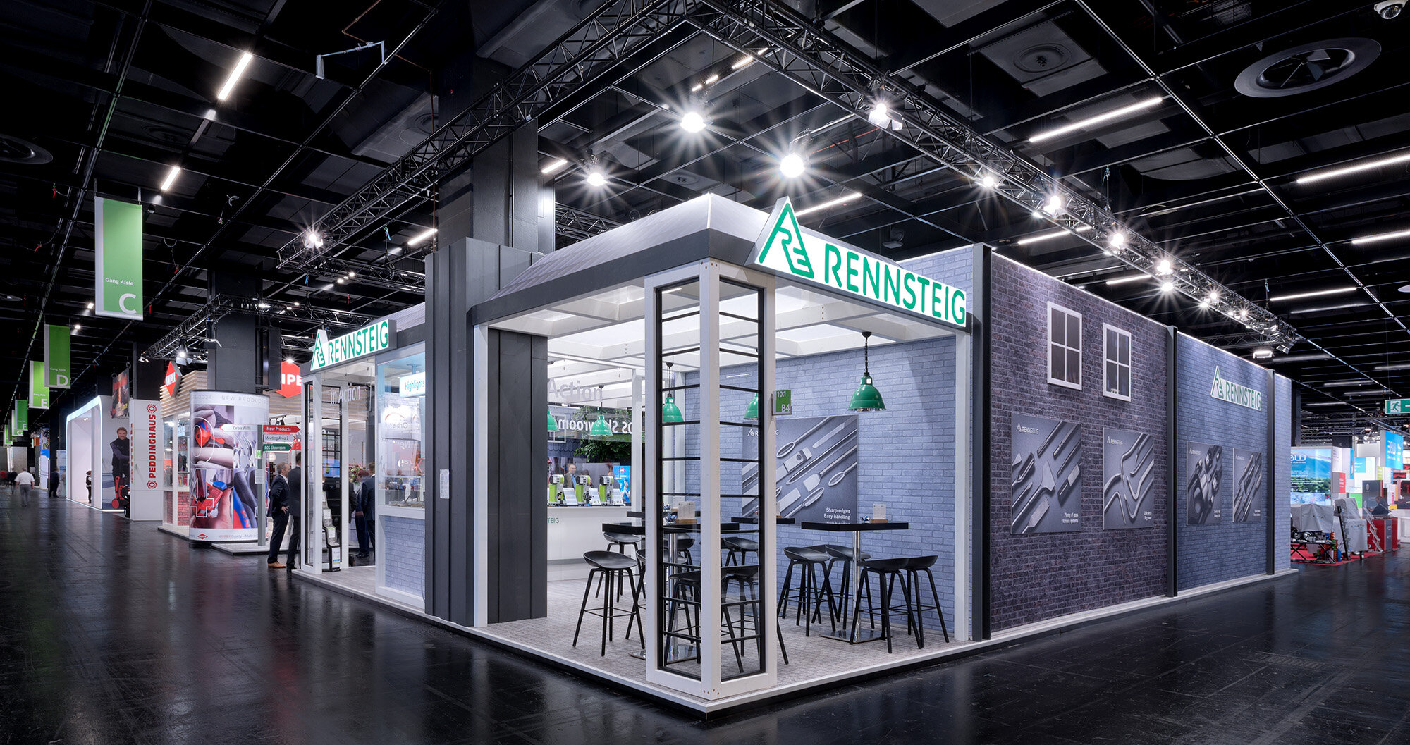 Стенд компании Rennsteig Werkzeuge GmbH на выставке Cologne Hardware Fair 2024. Стенд светло-серого цвета с элементами дизайна, напоминающими о Тюрингском лесе.