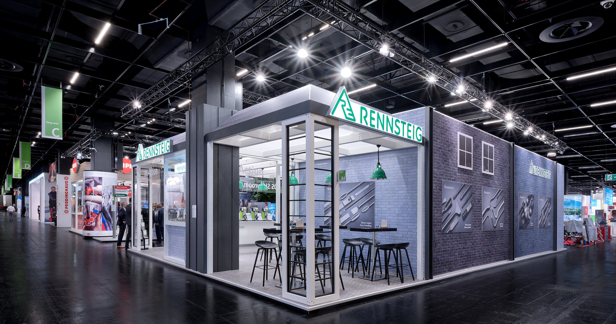 Exhibition stand of Rennsteig Werkzeuge GmbH at the Cologne Hardware Fair 2024. The stand is kept in light gray and is equipped with design elements that have a reference to the Thuringian Forest.