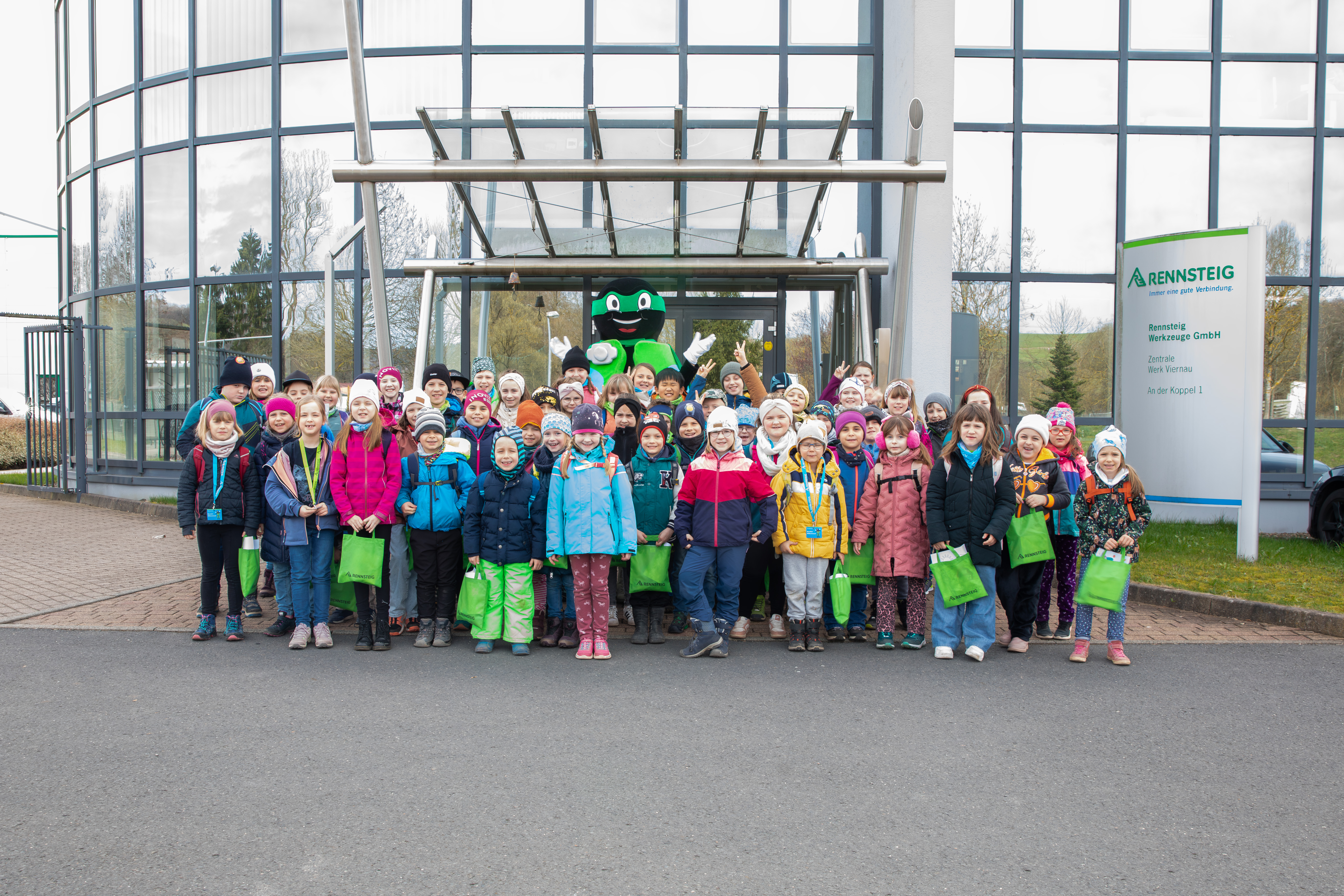 Ein Foto der Hortkinder der Grundschule Steinbach-Hallenberg