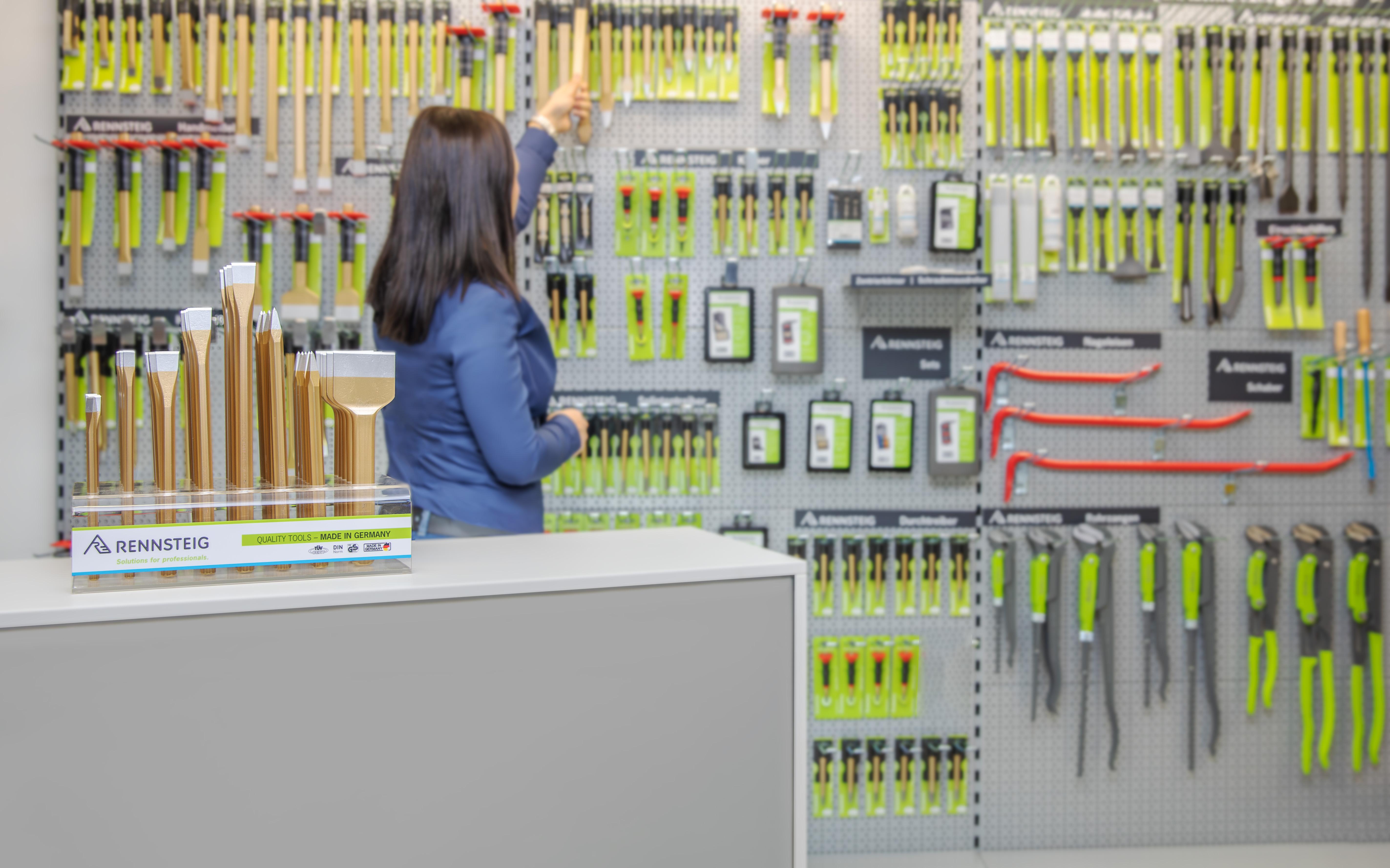 Das Bild zeigt eine Point-of-Sale Verkaufswand in einem gut beleuchtetem Geschäft. Die Verkaufswand beinhaltet verschiedene Rennsteig Werkzeuge aus der Branche Bau und Industrie.